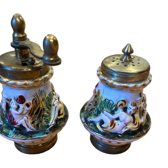 Rare Capodimonte Porcelain & Brass Salt Shaker & Pepper Grinder Works No chips - Picture 4 of 7